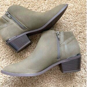 Simply Vera Vera Wang Booties Olive Green Size: 7.5